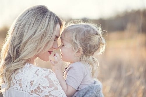 mor og datter ude i naturen