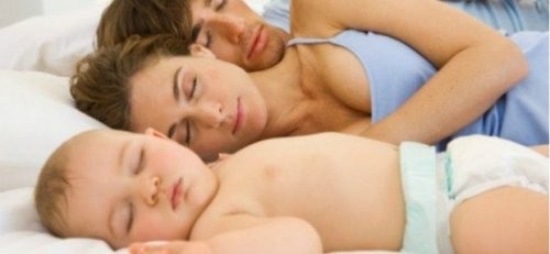 mor, far og baby får noget søvn