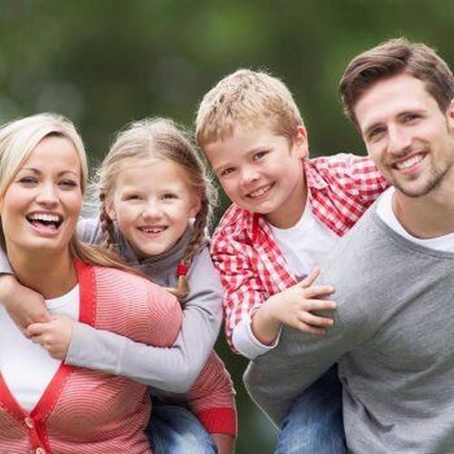 familie smiler og er glade
