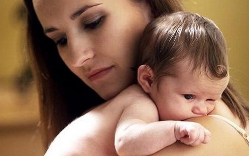 mor holder baby over skulderen
