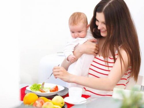 Mor holder baby tæt på frugter og grøntsager