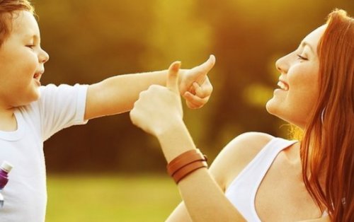 Mor og søn giver tommel op