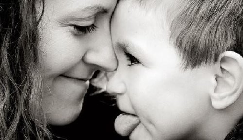 søn rækker tunge til sin mor