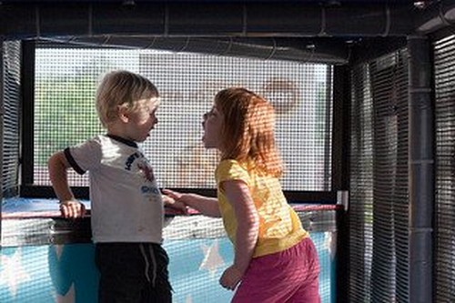 pige råber af dreng