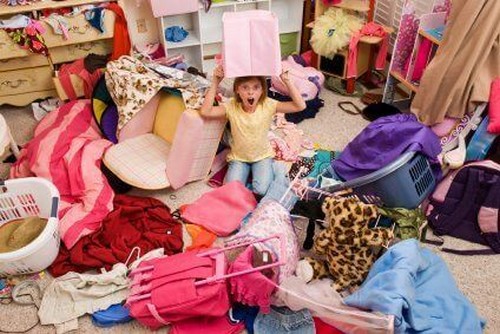 pige sidder på rodet værelse