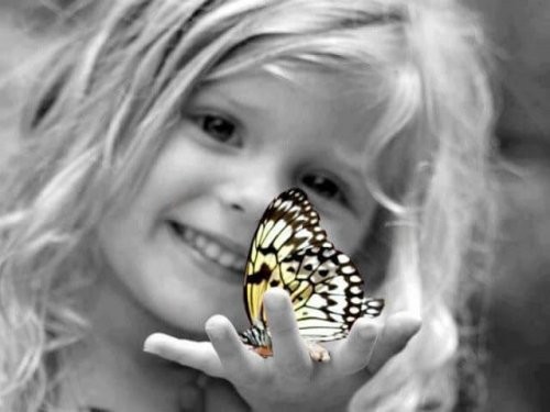 pige holder en sommerfugl