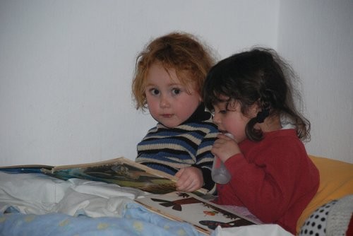 børn læser godnathistorie i sengen, inden de skal sove