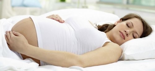 gravid kvinde ligger og sover