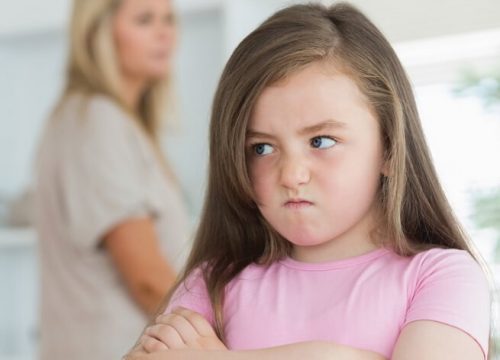 Grænsesøgende barn med sin mor