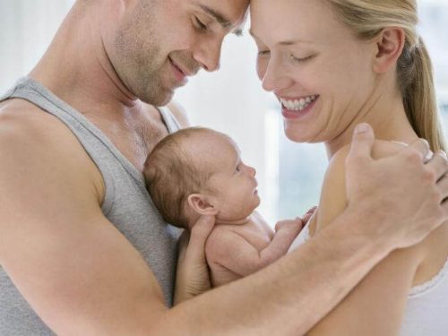 Forældre krammer baby