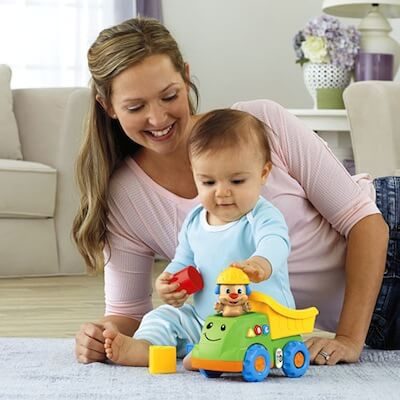 Mor leger med datter