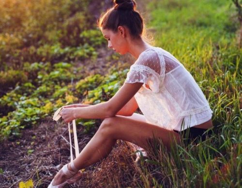 Pige cykler og tænker