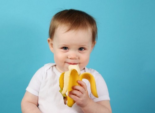 baby spiser en banan