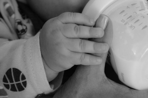 baby drikker mælk fra flaske
