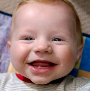 Din babys første tand: 6 tegn den er på vej
