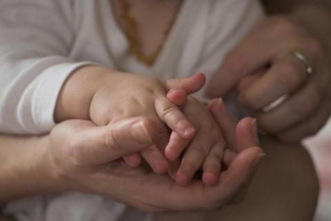 Massage af babys hånd mod stress
