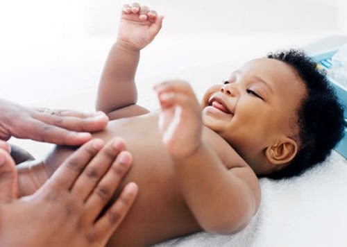 baby bliver kildet på maven
