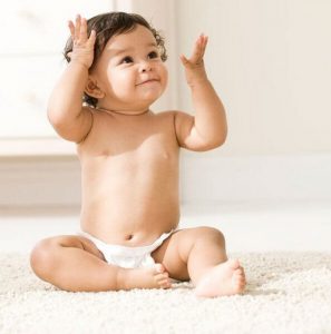 Hvornår er det sikkert for din baby at sidde op?