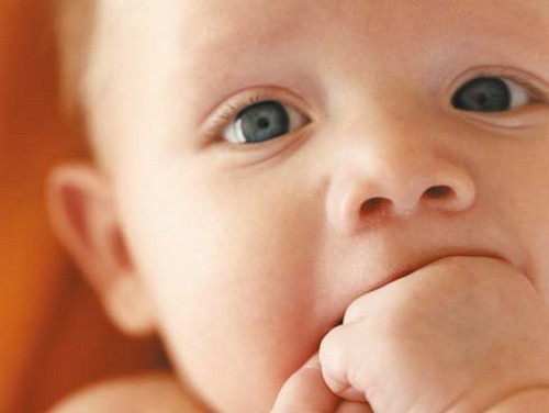 babyer putter deres hænder i munden, når de er sultne