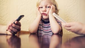 Mobilafhængighed: Det skader dit barn