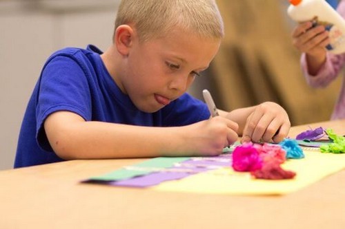 dreng koncentrerer sig