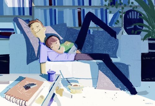 far og barn sover sammen på sofaen