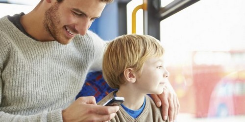 far bruger tid på sin mobil i stedet for på sin søn