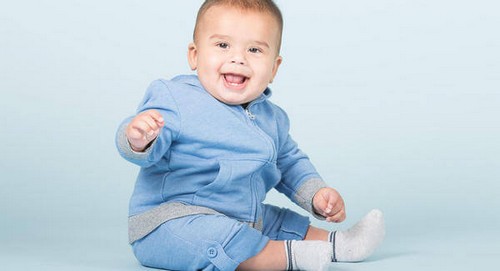 Hvornår er det sikkert for din baby at sidde op