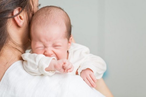 baby græder pga. kolik