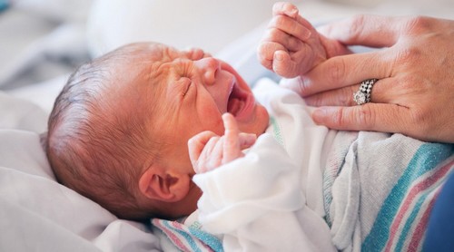 Babyer med kolik: Sådan beroliger du dem