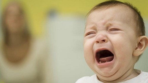 baby græder og udviser tristhed