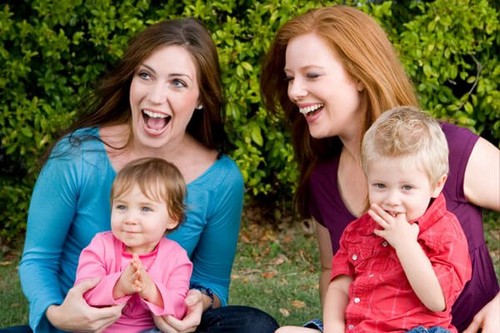 gudmor bruger tid sammen med familien