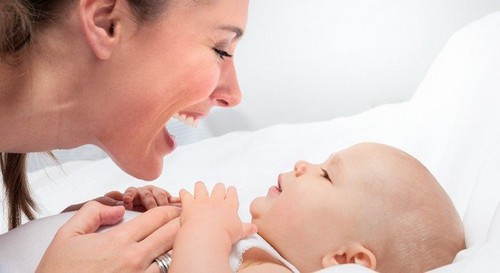 Kunsten at kilde og kysse din babys mave