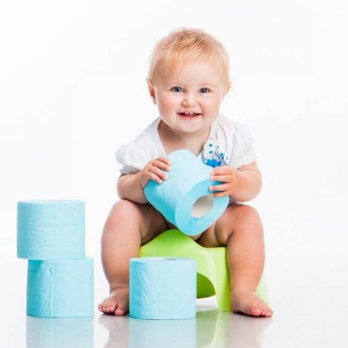 Barn med toilet papir