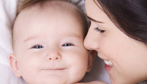 mor smiler til sin baby