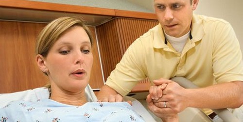 far hjælper mor under fødslen