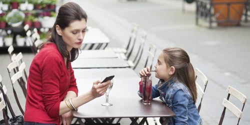 mor har mere travlt med at skrive på sin telefon end at bruge tid med sin datter