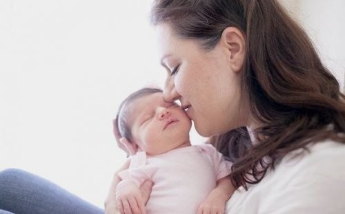 mor sidder med sin baby