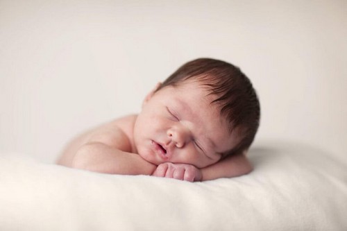 nyfødt baby ligger og sover