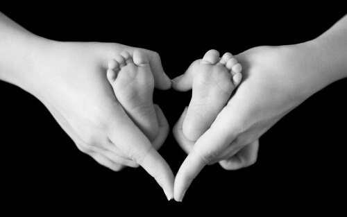 små babyfødder og mors hænder