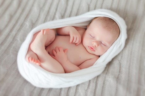 nyfødte babyer sover, når de har brug for det