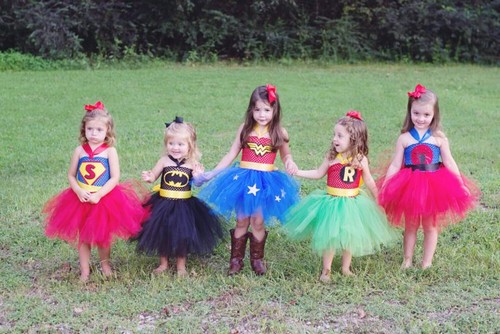 piger er klædt ud som superheltinder