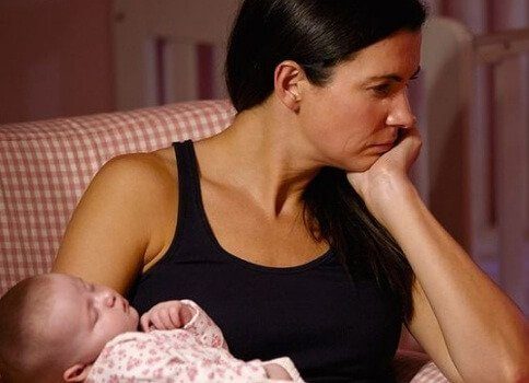 Træt mor med baby