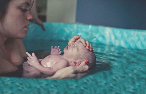 baby bliver født i vand 