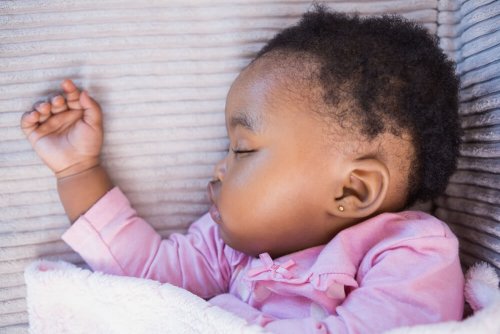 Baby sover med ørering