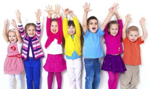 Glad gruppe af børn med forståelse for følelsesmæssig bevidsthed