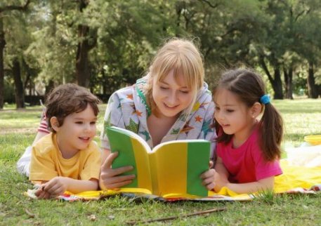 Kvinde læser historie til børn