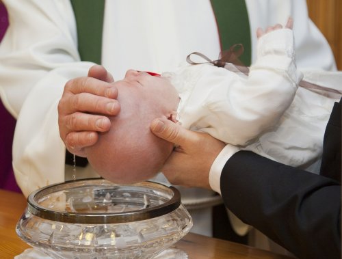 Hvordan organiserer du dit barns dåb bedst muligt