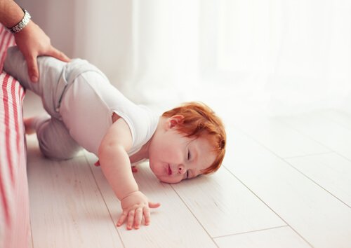 En baby der har slået hovedet ned i gulvet