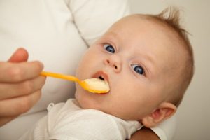 Hvordan og hvornår skal din baby starte med fast føde
